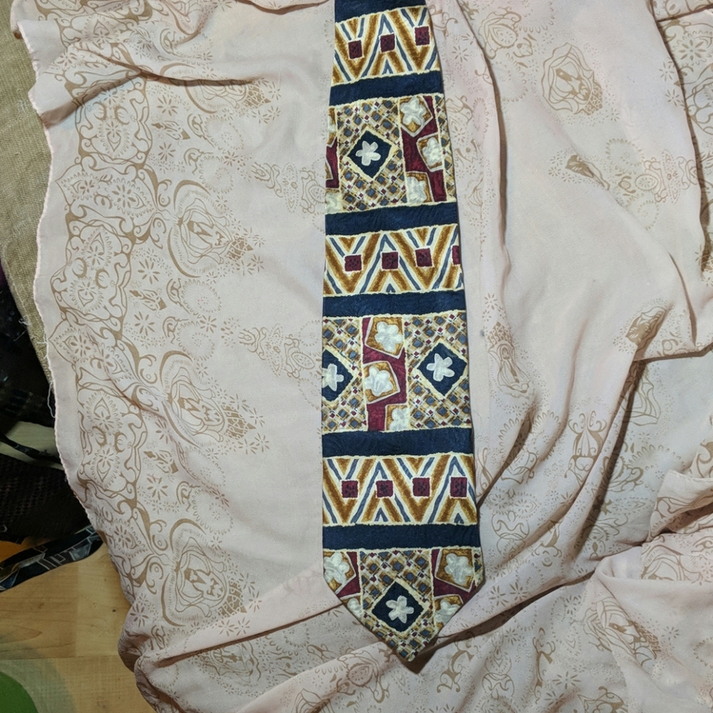 Omaggio tie 100% silk.